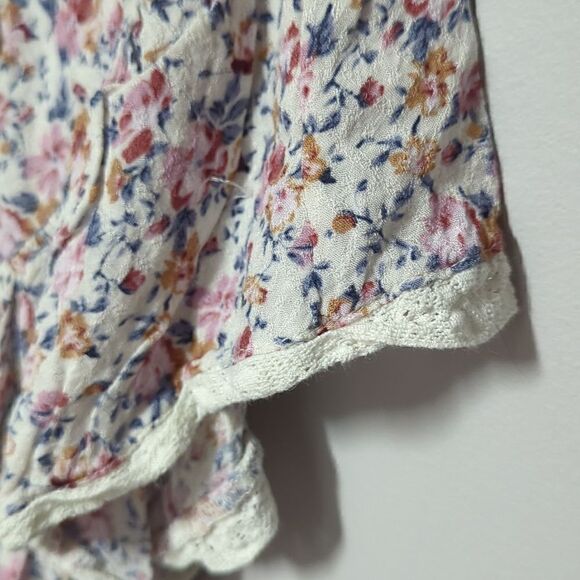 American Eagle Floral Short Sleeve Blouse - Picture 3 of 6